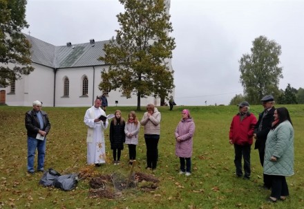 Jaunpiebalgas Varoņu birzī iestādīti ozoli