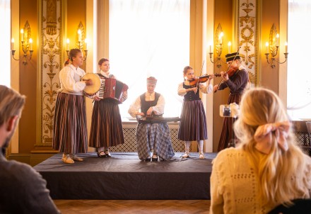 Folkloras kopa "Piebaldzēni" gūst panākumus