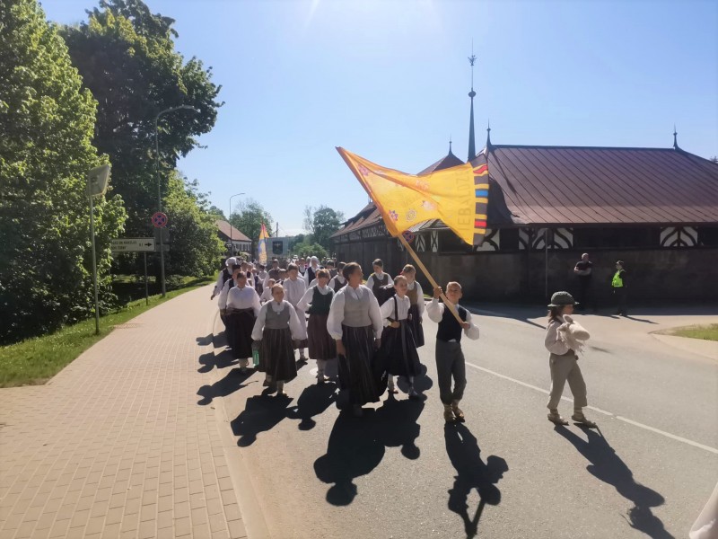 Folkloras kopa "Piebaldzēni" pieskandina Bērnu un jauniešu folkloras svētkus Cesvainē