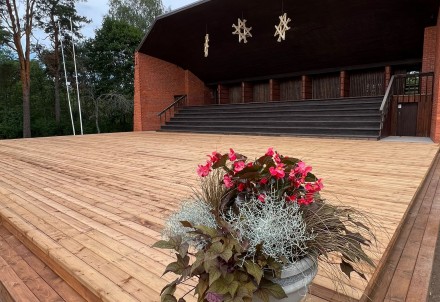 Jaunpiebalgā noslēgušies estrādes grīdas seguma nomaiņas darbi