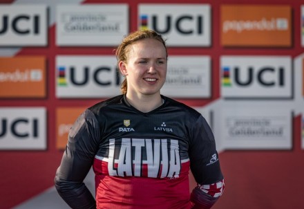 Jaunpiebalgas BMX braucēja Veronika Monika Stūriška saņem naudas balvu