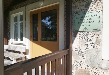 Jaunpiebalgas Mūzikas un mākslas skolas ēkai nomainītas centrālās ārdurvis