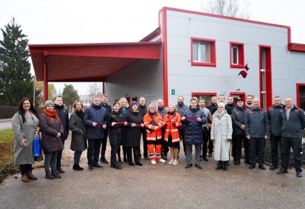 Svinīgi atklāta atjaunotā ēka Jaunpiebalgā, Brāļu Kaudzīšu ielā 9