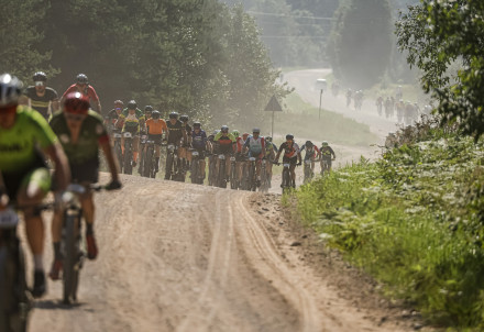 Vivus MTB maratonā Jaunpiebalgā spēcīgā sastāvā uzvaras Mārtiņam Blūmam un Katrīnai Jaunslavietei-Kipurei