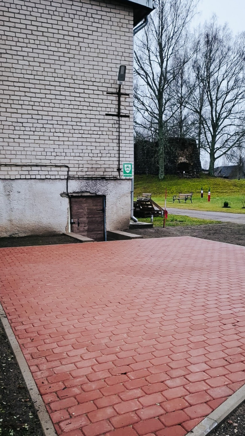 Uzlabota apkārtne pie Annas ielas 4 ēkas